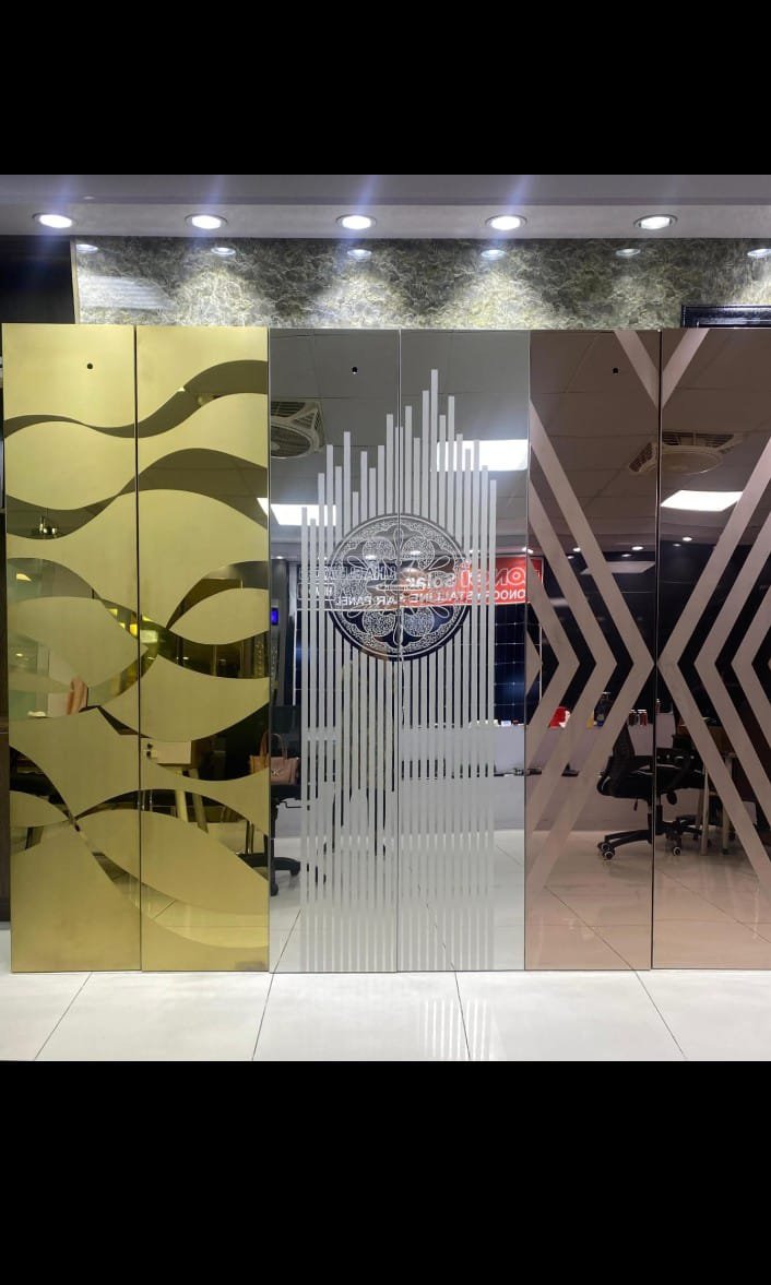 Decorative cabin mirror panel finishes